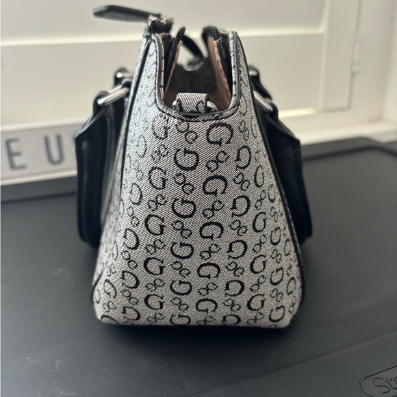 Guess Bag - Picture 3 of 7